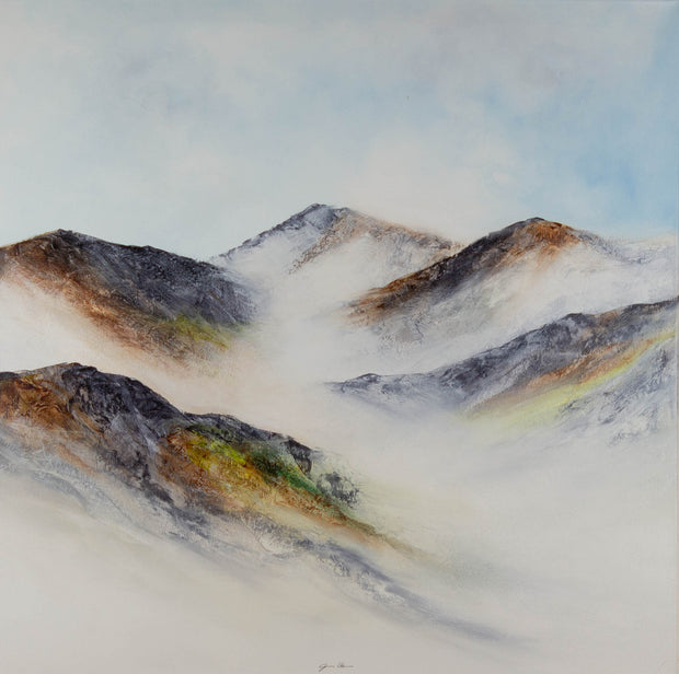 Gisela Überall, Abstrakt (4) – Acryl auf Leinwand, 100 × 100 cm, nebelverhangene Bergkette in Grau, Braun und Weiß unter hellem Himmel