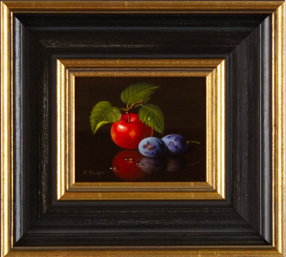 Ronald Berger, Äpfel mit zwei Pflaumen – Öl auf Holz, 30 × 27,5 cm, altmeisterliches Stillleben