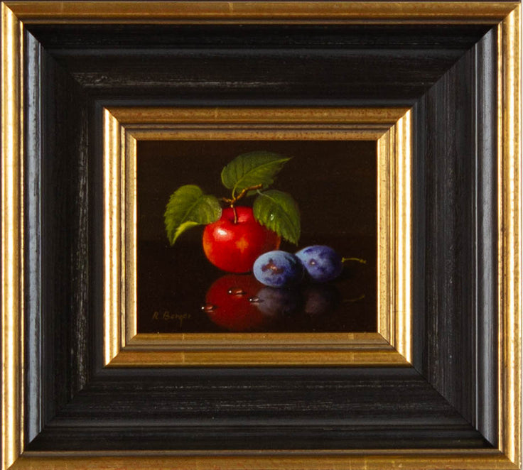 Ronald Berger, Äpfel mit zwei Pflaumen – Öl auf Holz, 30 × 27,5 cm, altmeisterliches Stillleben