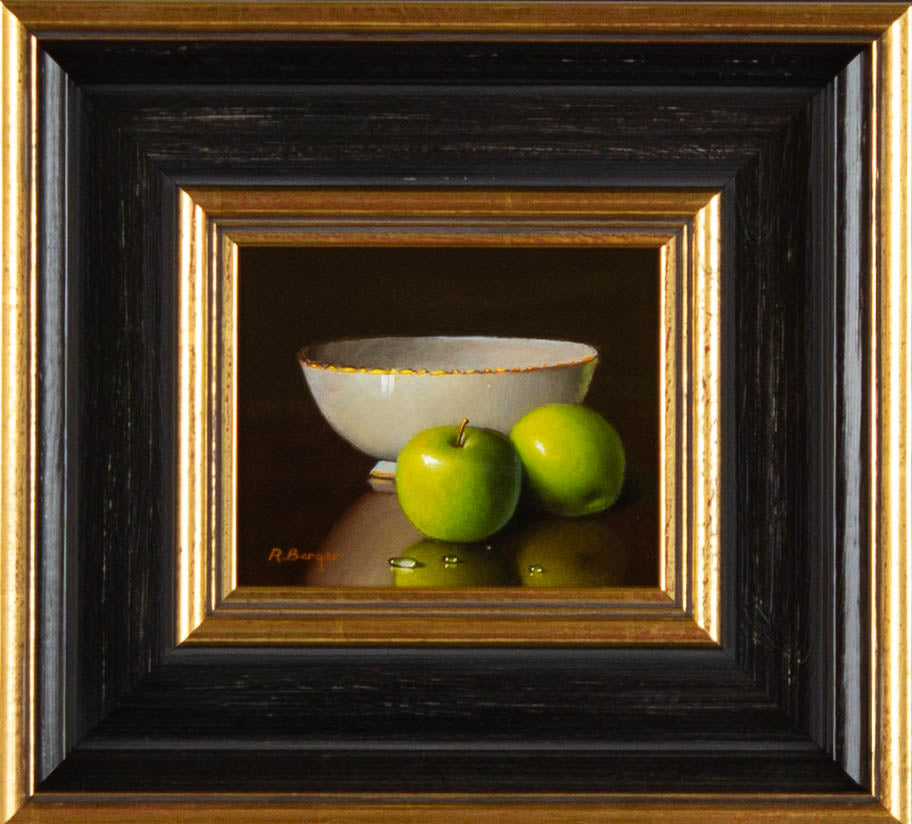 Ronald Berger, Zwei Äpfel mit Porzellanschale – Öl auf Holz, 30 × 27,5 cm, altmeisterliches Stillleben