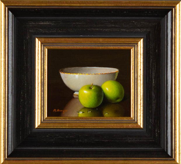 Ronald Berger, Zwei Äpfel mit Porzellanschale – Öl auf Holz, 30 × 27,5 cm, altmeisterliches Stillleben